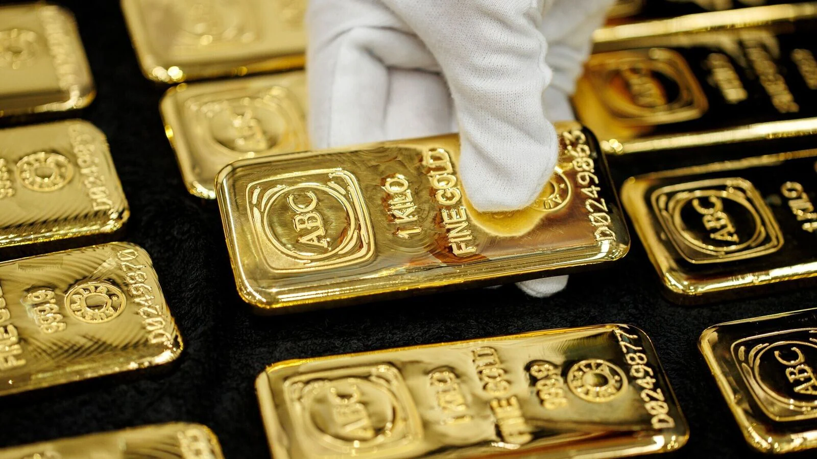 Gold Prices 2025: A Glittering Surge and Economic Warning